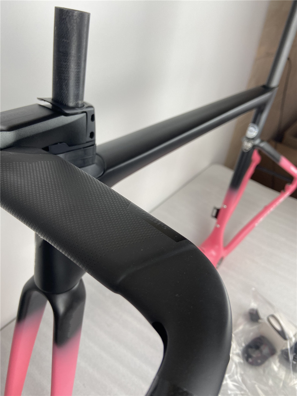 2021 탄소 도로 자전거 핑크 블랙 프레임, 내부 배선 기계 그룹과 호환 700C 탄소 섬유 도로 자전거 프레임